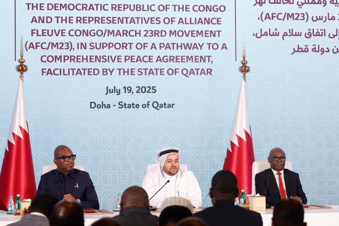Le négociateur en chef du Qatar, Mohammed Al-Khulaifi, entouré de Sumbu Sita Mambu (à gauche), représentant du chef de l’Etat congolais, et de Benjamin Mbonimpa (à droite), secrétaire exécutif du Mouvement du 23-Mars, à Doha, le 19 juillet 2025.