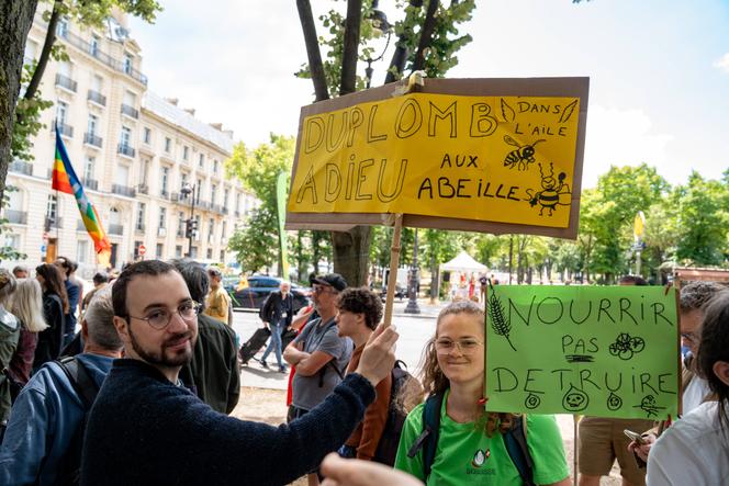 Manifestation contre la loi Duplomb organisée par Combat Monsanto, Greenpeace et Générations futures aux abords de l’Assemblée nationale lors du vote de la loi par les députés, à Paris, le 8 juillet 2025.