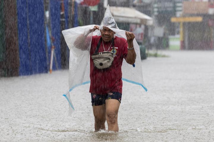 Dans les rues de Cainta (Philippines), après le passage du typhon Wipha, le 22 juillet 2025. 