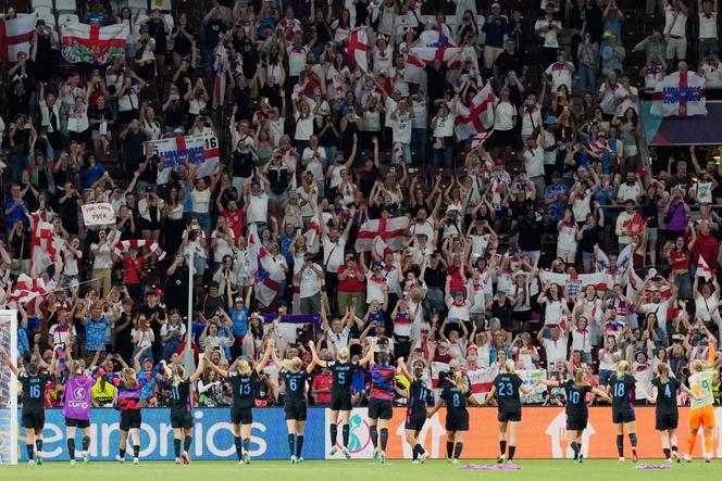 Les joueuses anglaises devant leurs supporteurs après la demi-finale de l’Euro 2025 de football, face à l’Italie, au Stade de Genève, en Suisse, le 22 juillet 2025.