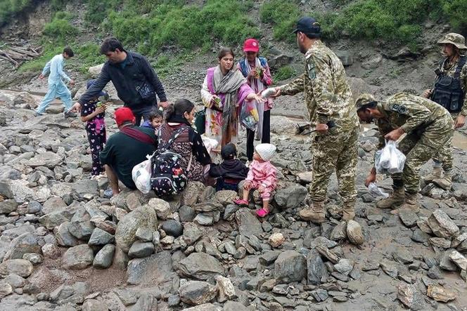 Des soldats de l’armée pakistanaise aident à l’évacuation de la zone touchée par un glissement de terrain à Babusar (Pakistan), sur une photo diffusée le 22 juillet 2025.