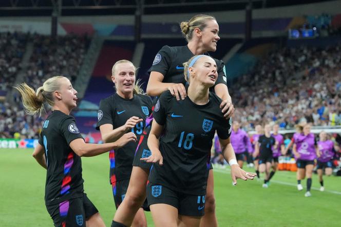 Chloe Kelly (numéro 18), entourée de ses coéquipières, après son but lors du match de demi-finale de l’Euro féminin 2025 entre l’Angleterre et l’Italie, au stade de Genève, le 22 juillet 2025.