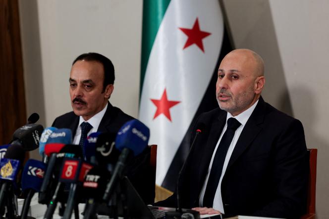 Le juge Joumaa Al-Anzi, chef du comité syrien chargé d’enquêter sur les violences survenues sur la côte du pays en mars, et le porte-parole du comité, Yasser Al-Farhan, lors d’une conférence de presse pour annoncer les principaux résultats et recommandations du comité, à Damas, le 22 juillet 2025. 