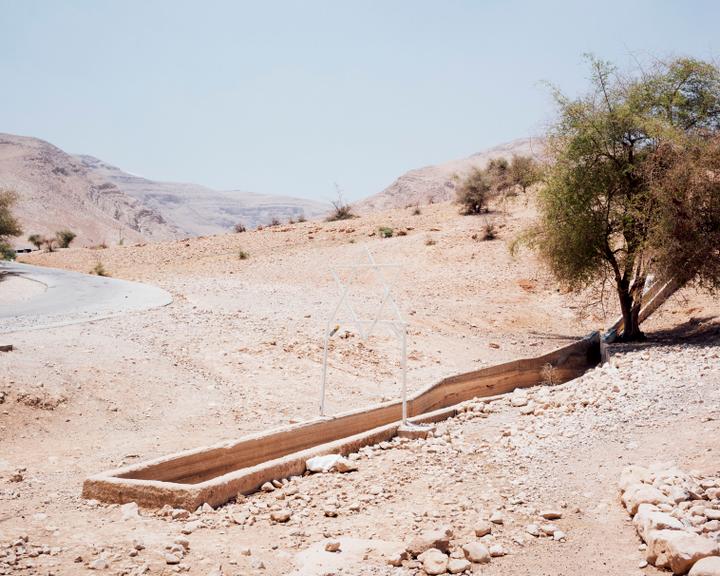 Le 20 juillet 2025. Des colons israéliens ont installé une étoile de David sur le cours d'eau coulant de la source d'Al-Auja. 