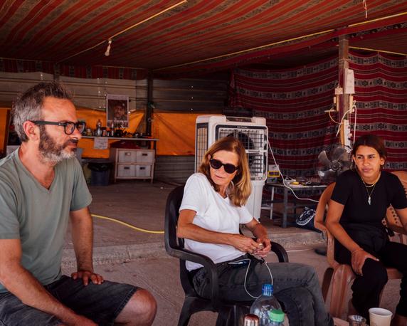 Le 20 juillet 2025. Des activistes de Mistaclim montent la garde dans le village bédouin de Ras Eïn Al-Auja. De gauche à droite, Yair Kaldor, 45 ans, au centre, Rama Zillal, 60 ans, et Alana.