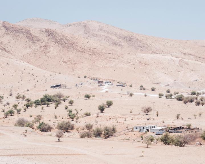 Le 20 juillet 2025. Les colons israéliens ont installé un avant-poste (ici au centre, au bout de la route) sur les hauteurs du village de Ras Eïn Al-Auja, depuis lequel ils mènent des opérations de harcèlement.