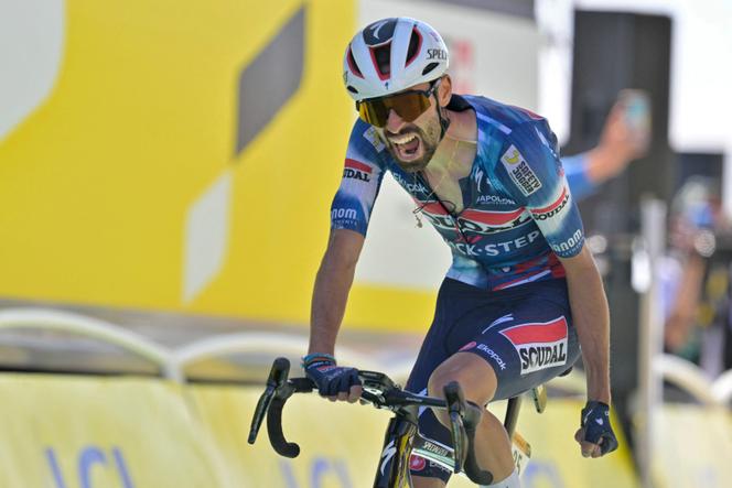 Valentin Paret-Peintre célèbre sa victoire sur la 16ᵉ étape du Tour de France, le 22 juillet 2025.
