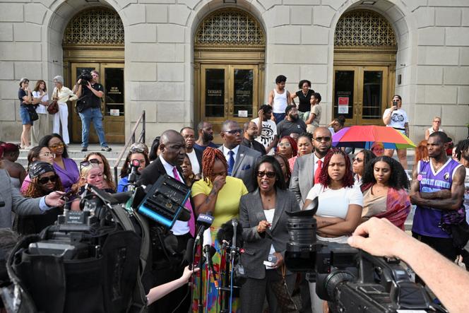 Tamika Palmer, la mère de Breonna Taylor, entourée de ses avocats, donne une conférence de presse après le prononcé de la peine contre le policier à l’origine de la mort de sa fille. A Louisville (Etat du Kentucky), le 21 juillet 2025.