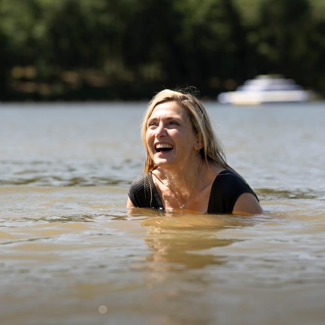 Julie Gayet, au plan d’eau des Forges, à Masseret, en Corrèze, le 11 juillet 2025.