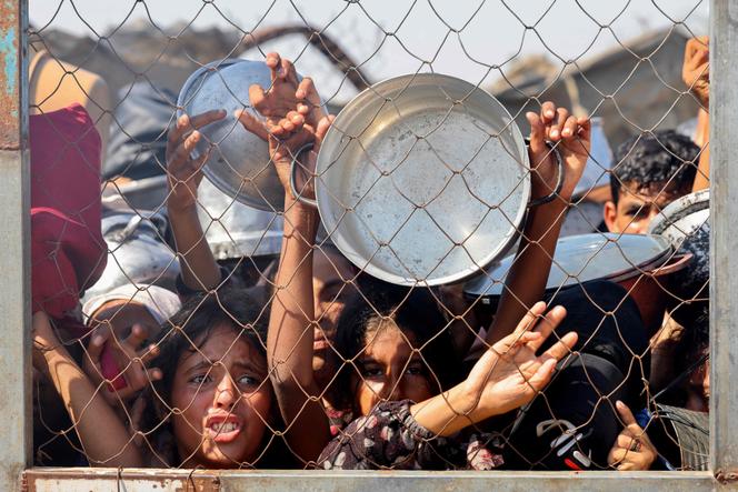 Des enfants lors d’une distribution de nourriture à Khan Younès, le 22 juillet 2025.