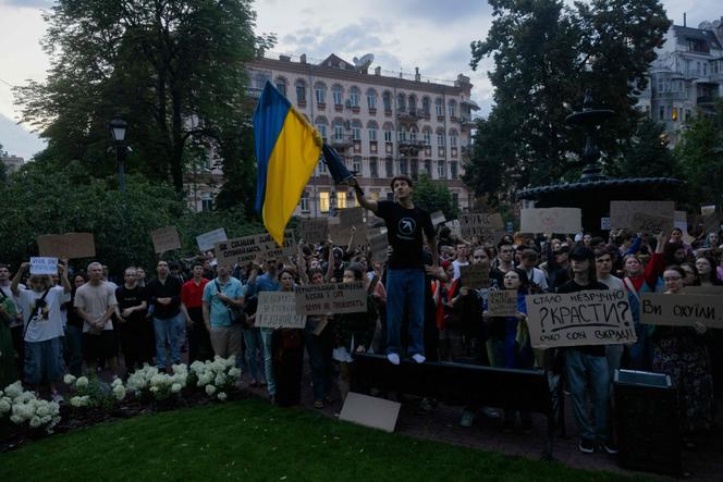 Lors d’une manifestation appelant le président ukrainien, Volodymyr Zelensky, à opposer son veto à une loi adoptée par le Parlement qui réduit les pouvoirs d’instances anticorruption. A Kiev, le 22 juillet 2025.
