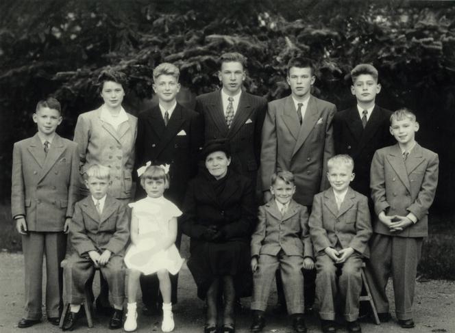 Rosa Aymé et ses onze enfants, image extraite du documentaire « Papa, t’étais où en Algérie ? », de François Aymé. 