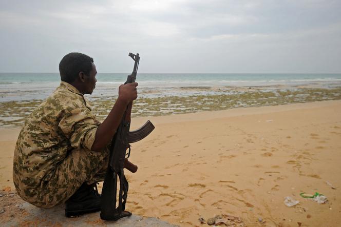Un membre des forces de sécurité somaliennes monte la garde sur une plage de la côte de Qaw, dans le Puntland, en décembre 2016.