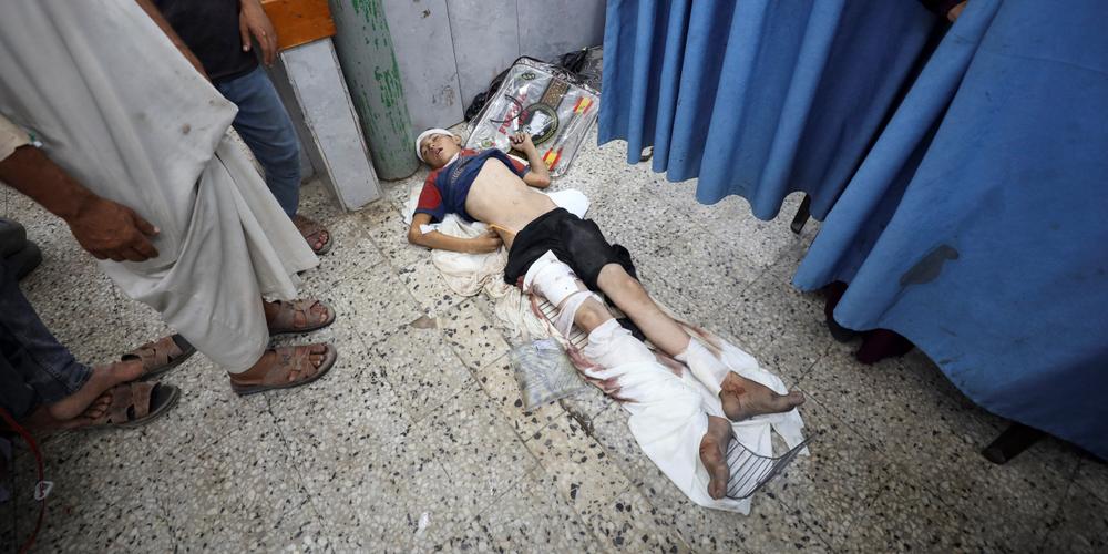 Un enfant palestinien blessé par des tirs israéliens alors qu’il tentait d’obtenir de l’aide humanitaire, à l’hôpital Al-Shifa de Gaza, le 22 juillet 2025. - KHAMIS AL-RIFI/REUTERS
