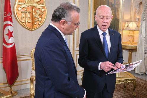 Le président tunisien, Kaïs Saïed (à droite), montrant à Massad Boulos, conseiller principal du président américain pour l’Afrique, des photos d’enfants affamés à Gaza, lors d’une rencontre au palais présidentiel de Carthage, en Tunisie, le 22 juillet 2025.