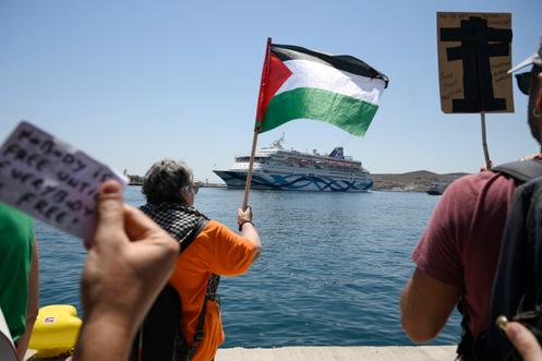 Devant un bateau de croisière transportant des touristes israéliens, à l’entrée de l’île de Syros, en mer Egée, en Grèce, le 22 juillet 2025.