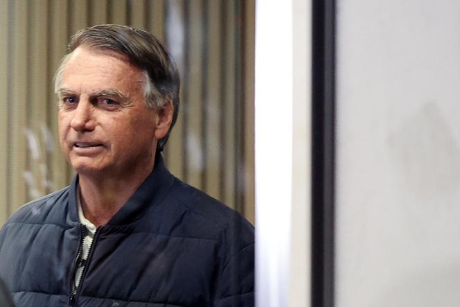 L’ancien président brésilien Jair Bolsonaro quitte le siège du Parti libéral, à Brasilia, le 23 juillet 2025. 