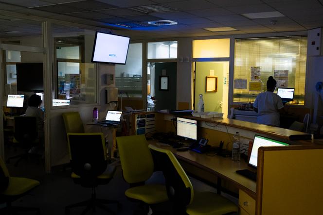 Au centre hospitalier d’Argenteuil (Val-d’Oise), un maximum de lampes et néons ont été éteints pour limiter la température. Le 1er juillet 2025.