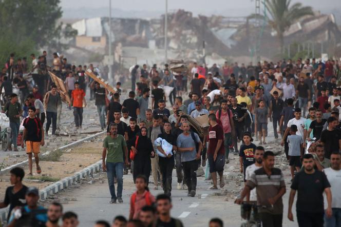 Des Palestiniens à Jabaliya, après avoir reçu de l’aide humanitaire d’un point de distribution dans le nord de la bande de Gaza, le 23 juillet 2025.