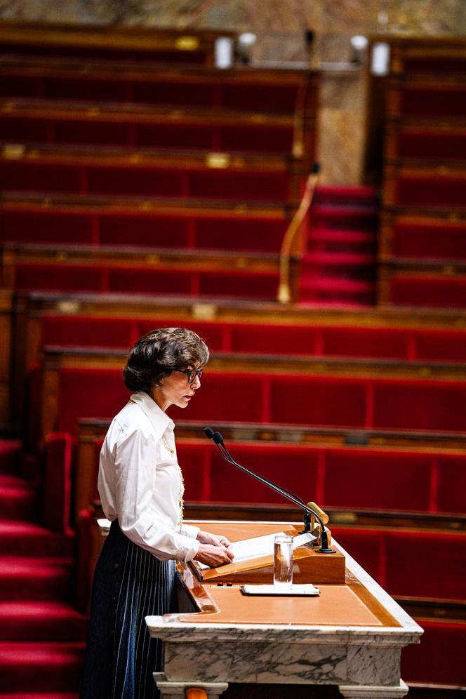 La ministre de la culture, Rachida Dati, prend la parole à la tribune lors du débat à l’Assemblée nationale sur la réforme de l'audiovisuel public, à Paris, le 30 juin 2025.