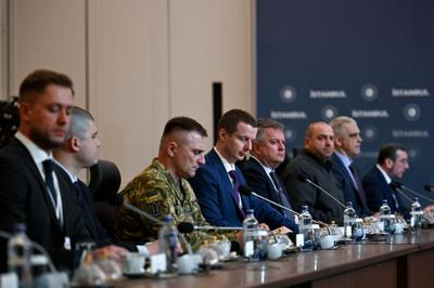 La délégation ukrainienne lors des négociations avec les russes au palais Ciragan, à Istanbul, le 23 juillet 2025.