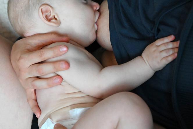 Un mère allaitant son bébé, le 2 juin 2025, à Leipzig , Allemagne.