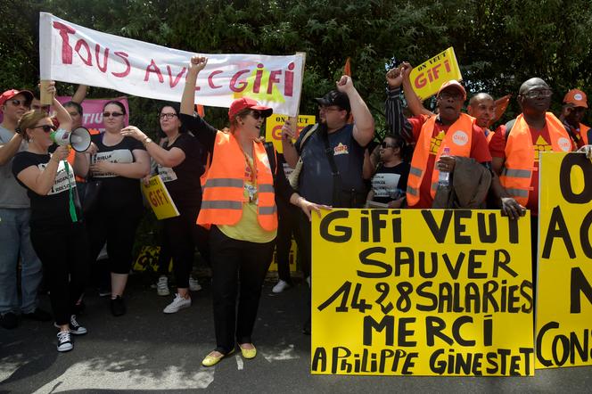 Des employés de GiFi lors d’une manifestation devant le tribunal de commerce de Bobigny (Seine-Saint-Denis), le 19 juin 2017. 