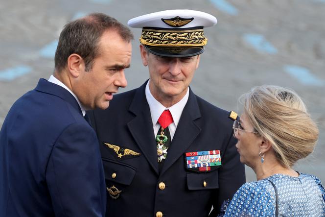 Fabien Mandon, chef d’état-major particulier du président de la République, Sébastien Lecornu, ministre des armées (à gauche), et la ministre déléguée à la mémoire et aux anciens combattants de la France, Patricia Miralles, à Paris, le 14 juillet 2025.