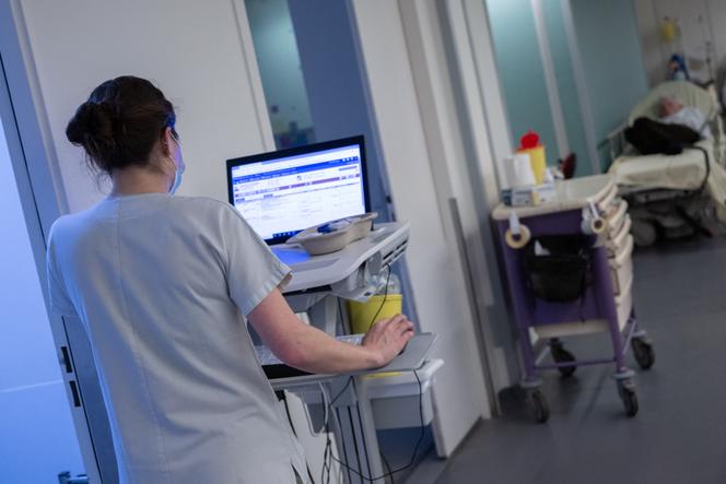 Une soignante des urgences de l’hôpital de Pontchaillou à Rennes, en décembre 2024.