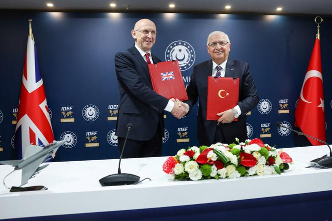 John Healey (à gauche), secrétaire britannique à la défense, et Yasar Güler, son homologue turc, lors d’une cérémonie de signature en marge du Salon international de l’industrie de la défense, à Istanbul, mercredi 23 juillet 2025.