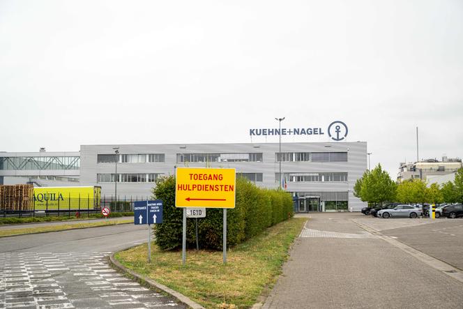 Cette photographie illustrative montre l’entrepôt logistique Khehne + Nagel, à Geel, le 23 juillet 2025. Des millions de préservatifs et autres contraceptifs y sont stockés par l’agence américaine de développement (Usaid), à la décision du président américain Donald Trump de la démanteler.