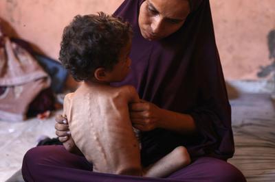 Naeema, 30 ans, avec son fils Yazan, 2 ans, dans le camp de réfugiés d’Al-Chati, dans la bande de Gaza, le 23 juillet 2025.