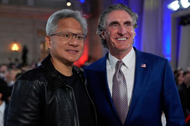 Le PDG de Nvidia, Jensen Huang, pose pour une photo avec le secrétaire à l’intérieur, Doug Burgum, avant le discours du président Donald Trump lors d’un sommet sur l’IA, mercredi 23 juillet 2025, à Washington. 