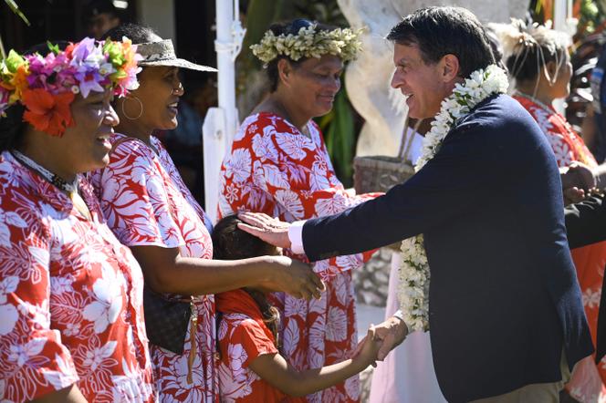 Manuel Valls, ministre des outre-mer, est accueilli par les habitants, sur l’atoll de Rurutu, en Polynésie française, le 20 juillet 2025.