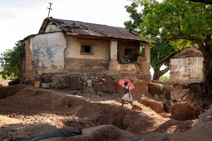 A Malata, ancien quartier ouvrier de la Géomines puis de Zaïre Etain, les habitants creusent jusque sous leurs propres maisons à la recherche de cassitérite et de coltan. A force d’extraction, certaines habitations se sont partiellement effondrées, menaçant la sécurité des familles qui y vivent encore. Manono, le 20 mai 2025.
