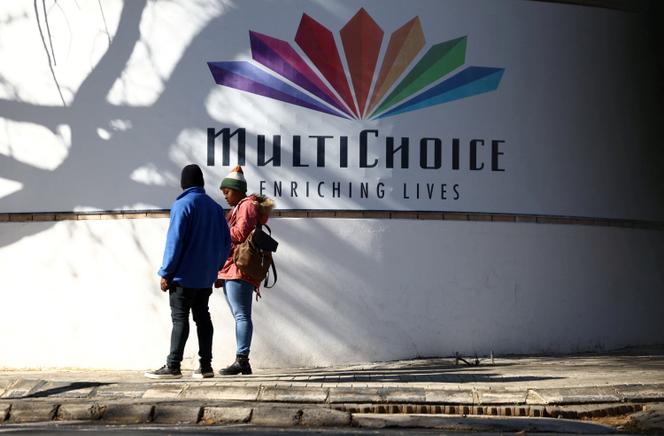 Devant le siège social de l’entreprise MultiChoice, à Randburg, en Afrique du Sud, le 9 juin 2025.