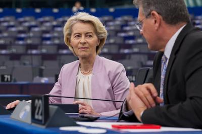 Ursula von der Leyen avec Maros Sefcovic, le commissaire au commerce de l’Union européenne à Bruxelles, le 9 juillet 2025.