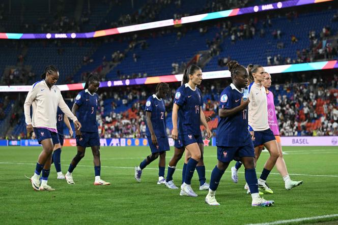 Les joueuses françaises quittent le terrain après leur défaite lors du match de quart de finale de l’Euro 2025 contre Allemagne, au stade Parc-Saint-Jacques de Bâle, le 20 juillet 2025. 