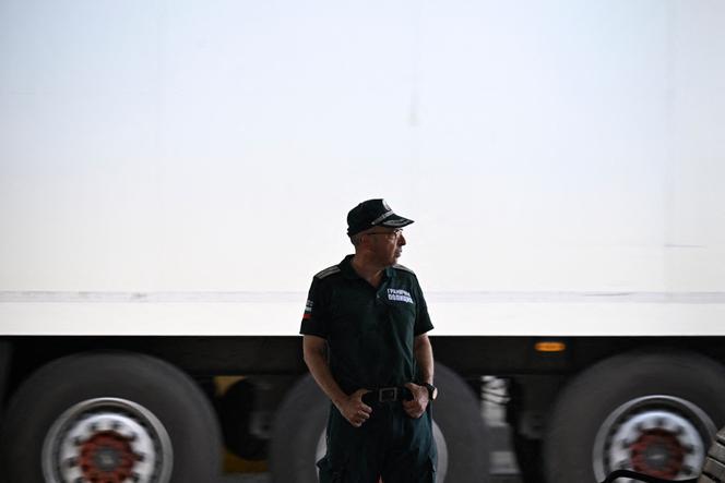 Un policier bulgare au poste-frontière de Kulata-Promahonas, entre la Bulgarie et la Grèce, le 30 juin 2025.
