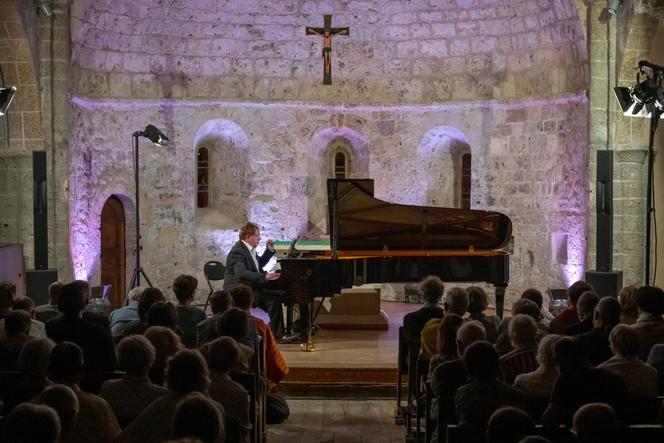 Jean-François Heisser, lors du Festival Messiaen au pays de la Meije, à l’église de La Grave (Hautes-Alpes), le 27 juillet 2024.