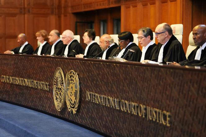 Yuji Iwasawa (le troisième en partant de la droite), prononce un discours à la Cour internationale de justice, le 23 juillet 2025 à La Haye, aux Pays-Bas.