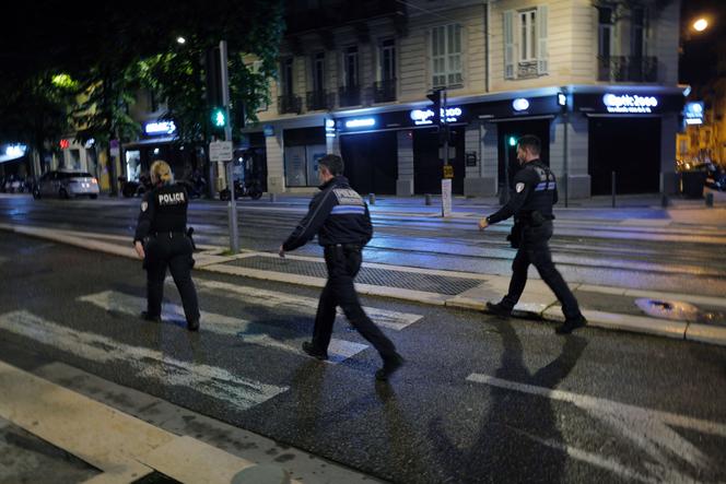 Des policiers municipaux patrouillent dans une rue de Nice, afin de faire respecter le couvre-feu s’appliquant aux mineurs de moins de 13 ans, le 2 avril 2024. 