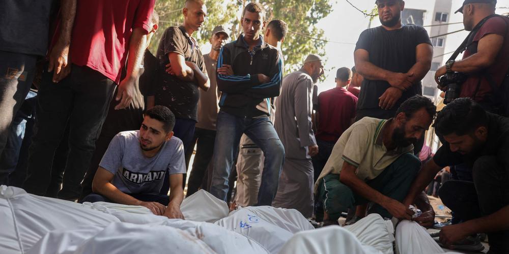 Des Gazaouis pleurent leurs proches tués dans des attaques israéliennes, le 23 juillet 2025, dans la ville de Gaza. - BASHAR TALEB / AFP