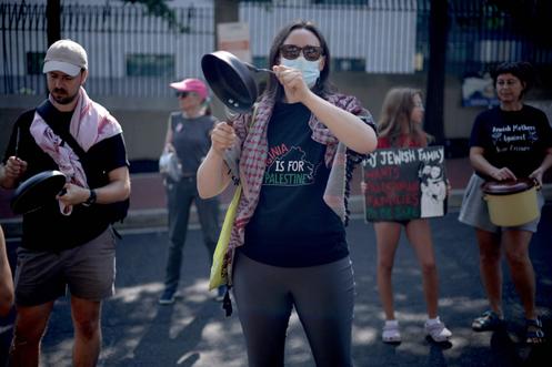 Une manifestante devant l’ambassade d’Israël à Washington, le 24 juillet 2025.