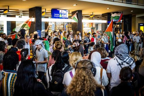 Des manifestants contre la politique israélienne de famine organisée à Gaza, se rassemblent à la gare centrale d’Amsterdam (Pays-Bas), le 24 juillet 2025.