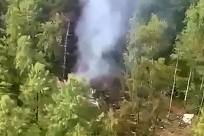Capture d’écran d’une vidéo diffusée par la direction interrégionale orientale des transports du Comité d’enquête russe montrant le site où les restes d’un Antonov-24 ont été repérés le 24 juillet 2025.  