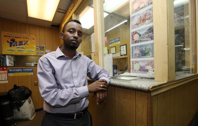 Un immigré somalien dans un bureau de trasnfert d’argent à Minneapolis, aux Etats-Unis, en juin 2014.