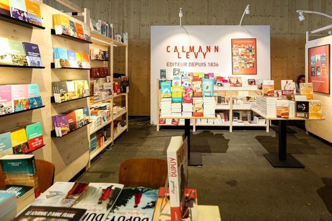 Stand de l’éditeur Calmann-Lévy, au Festival du livre de Paris, au Grand Palais éphémère, à Paris, le 22 avril 2022.