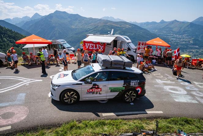 La voiture de la Fédération française de la lose, sur les routes du Tour de France 2025. 