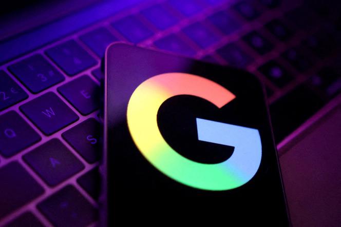 Le nouveau logo de Google s’affiche sur un smartphone, en mai 2025.
